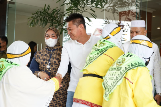 Bupati dan Wabup Rohil Sambut Kedatangan Jamaah Haji di Pekanbaru